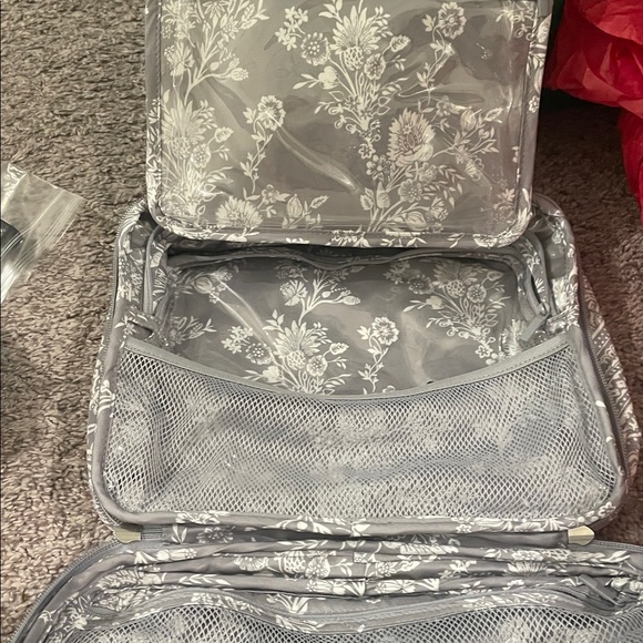 Vera Bradley Performance Twill Zip Hanging Travel Organizer, Cloud Gray Paisley - Picture 5 of 5